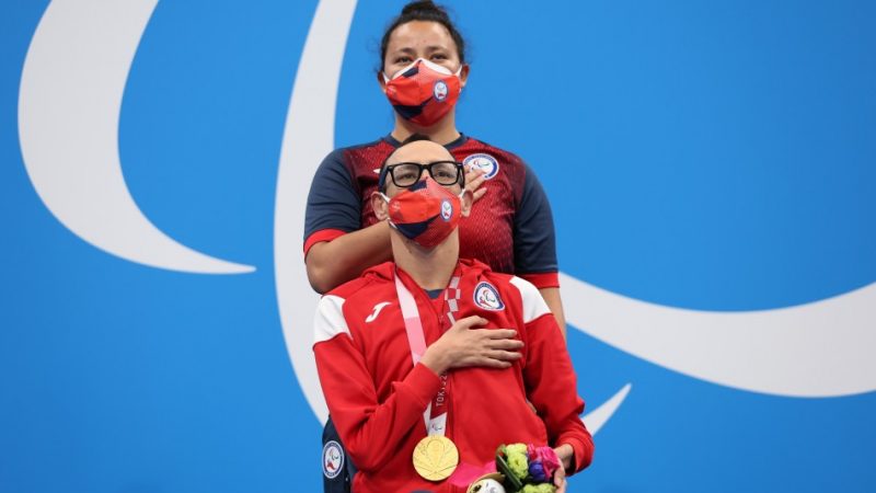 Nadador Alberto Abarza le da a Chile el primer oro en los Paralímpicos de Tokio.