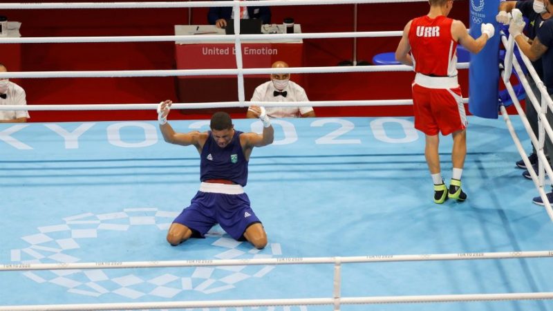 Brasileño Hebert Sousa ganó por nocaut el título olímpico de peso medio en el boxeo de Tokio 2020.
