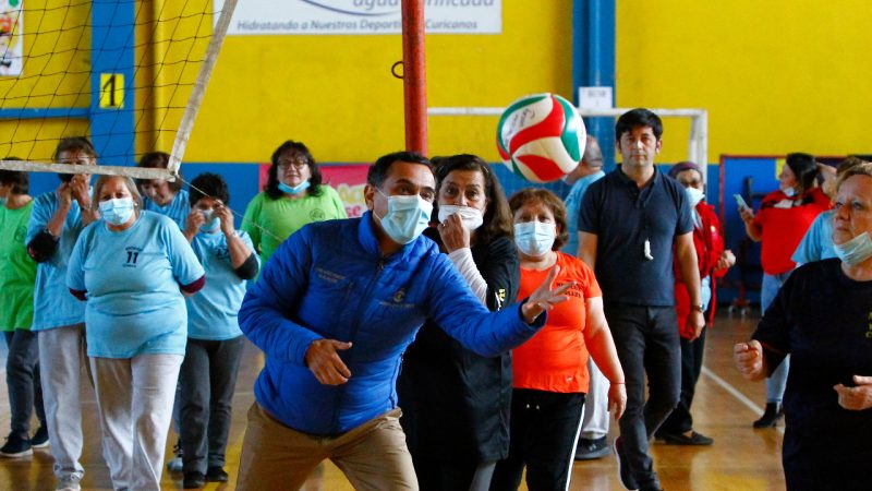 Adultos mayores de Curicó y Romeral protagonizaron encuentro deportivo de Newcom Volley