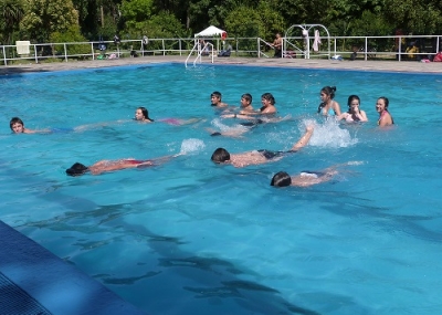 Continúan cursos de natación en piscinas municipales de Curicó