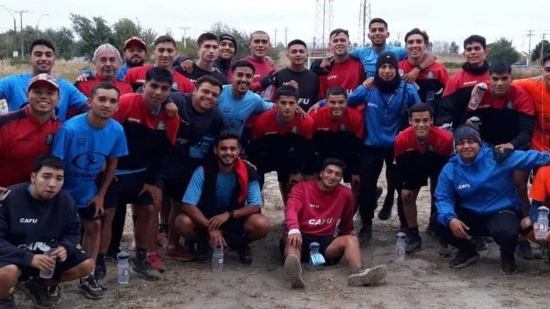 Todos los jugadores que se incorporan al camarín de Club de Deportes Lota Schwager