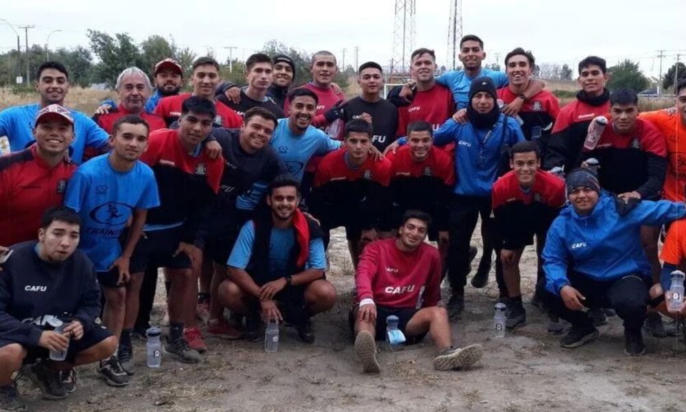 Todos los jugadores que se incorporan al camarín de Club de Deportes Lota Schwager