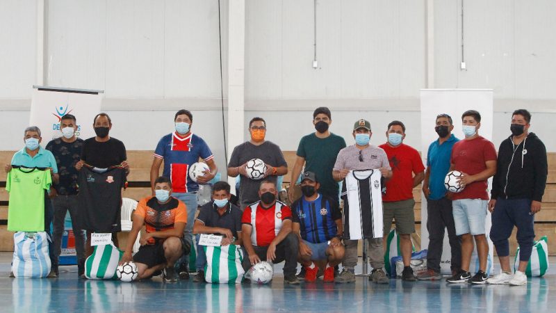 Entregan indumentaria deportiva a Asociación de Fútbol Liga Campesina