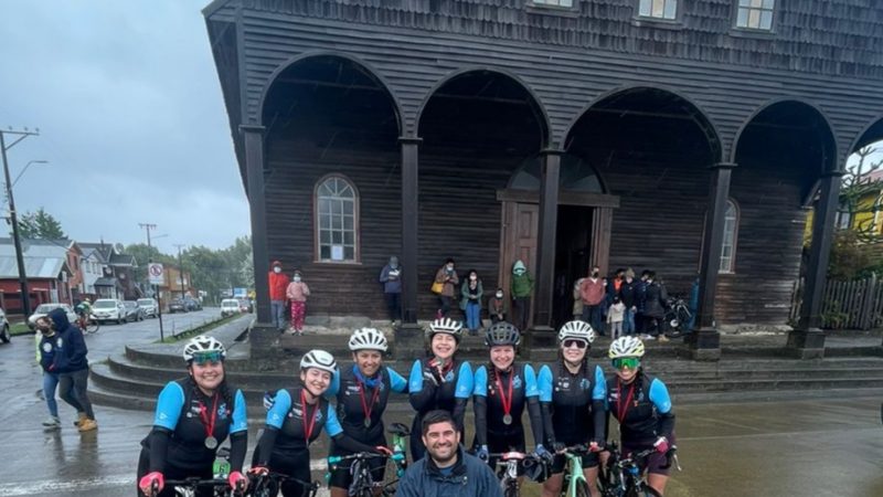 Equipo de ciclistas “Team Bike Woman” de Curicó en el pódium de Chiloé
