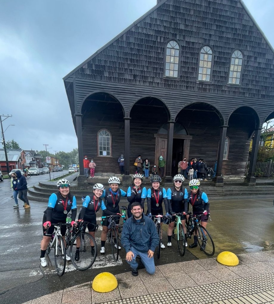 Equipo de ciclistas “Team Bike Woman” de Curicó en el pódium de Chiloé