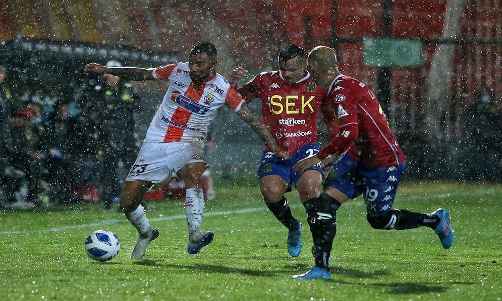Lluvia de goles en Santa Laura: Empate a dos tantos entre Unión Española y Cobresal
