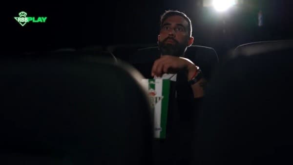 El divertido anuncio de renovación de Claudio Bravo con el Real Betis hasta 2023: «Ahora todo el mundo quiere jugar hasta los 40»
