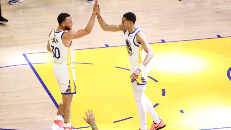 CURRY LEVANTA A WARRIORS