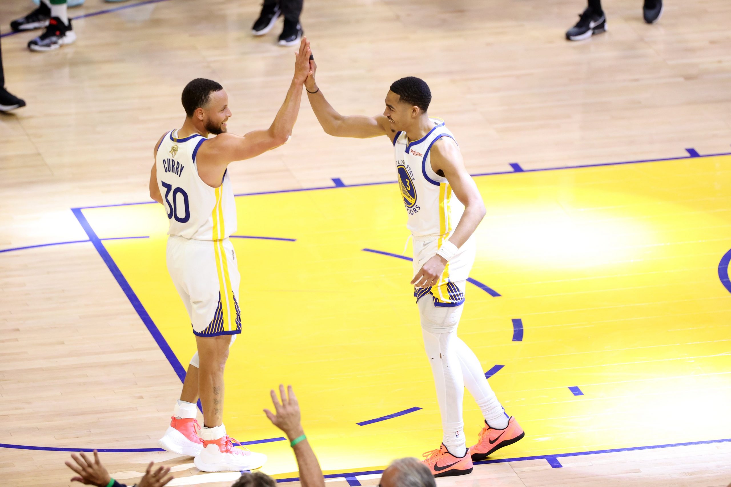 CURRY LEVANTA A WARRIORS