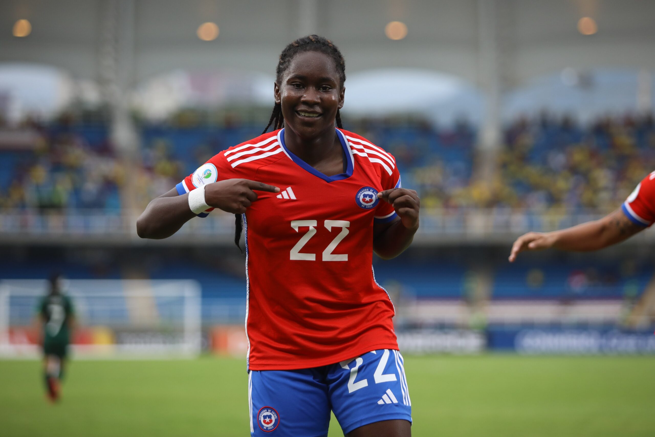 Roja femenina goleó y sigue con opciones de clasificación