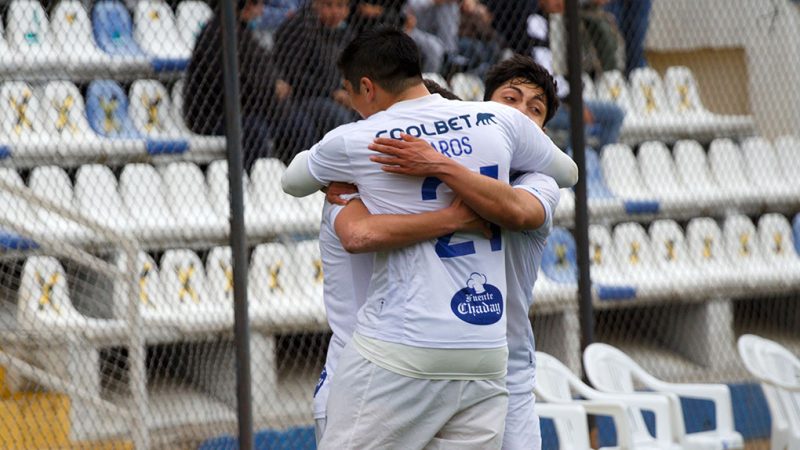 Deportes Santa Cruz venció a Iquique y se aleja del descenso