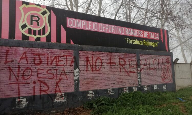 Hinchas de Rangers mostraron su descontento con rayados en “Fortaleza Rojinegra”