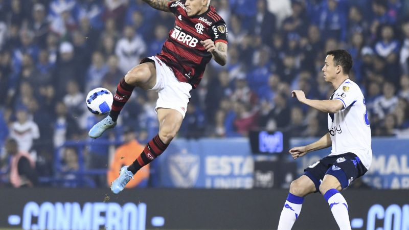 VÉLEZ DESTRUYÓ SU CANCHA Y TERMINÓ BOLETEADO