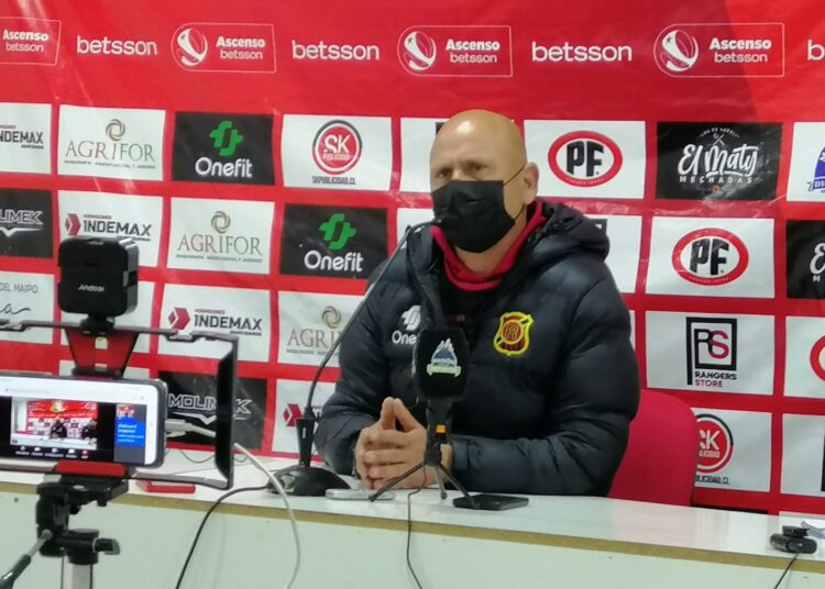 Eduardo Pinto: “No es llegar y jugar en esta institución”