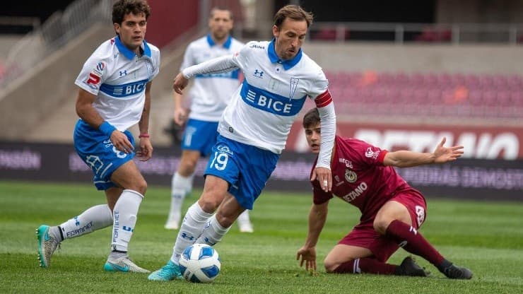 Universidad Católica golea a un complicado Deportes La Serena y le saca una sonrisa a Universidad de Chile