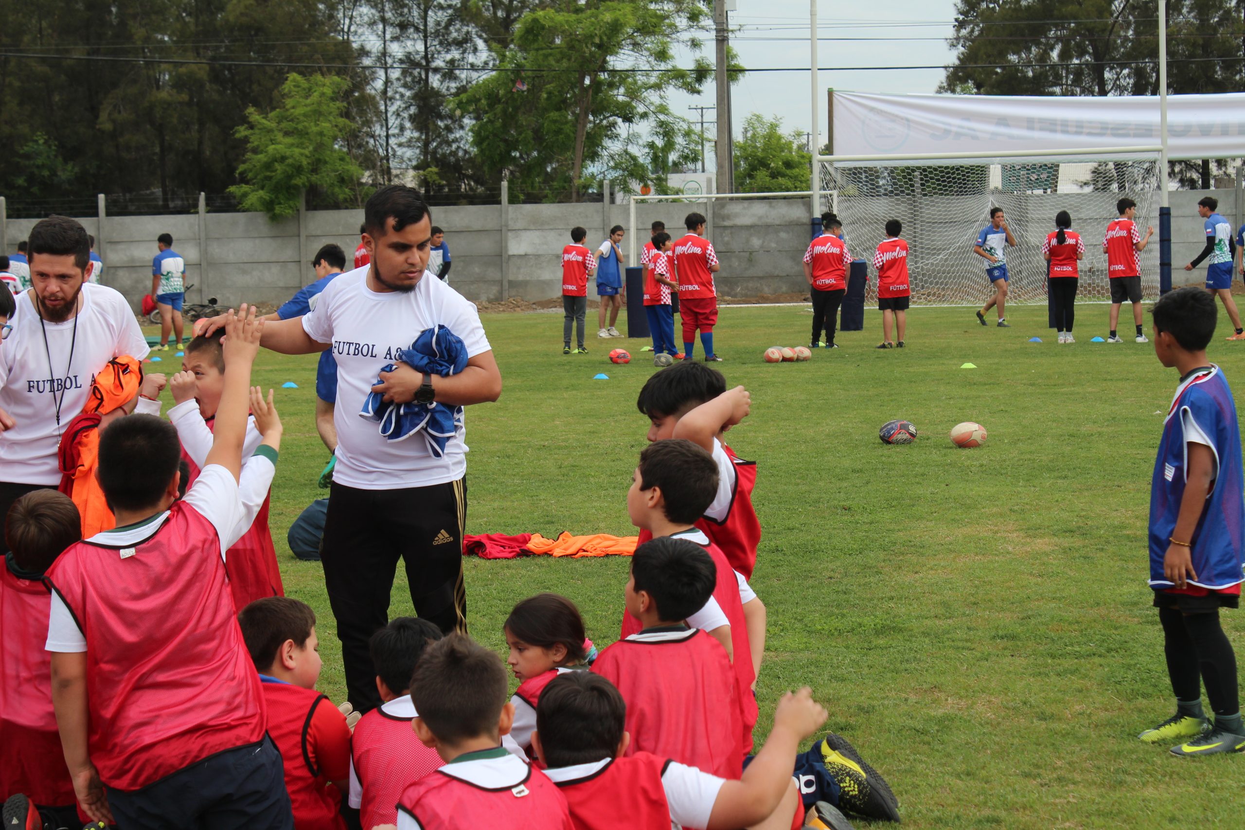 Escuela Administración y Comercio de Sarmiento en la comuna de Curicó inauguró su nuevo campo deportivo.