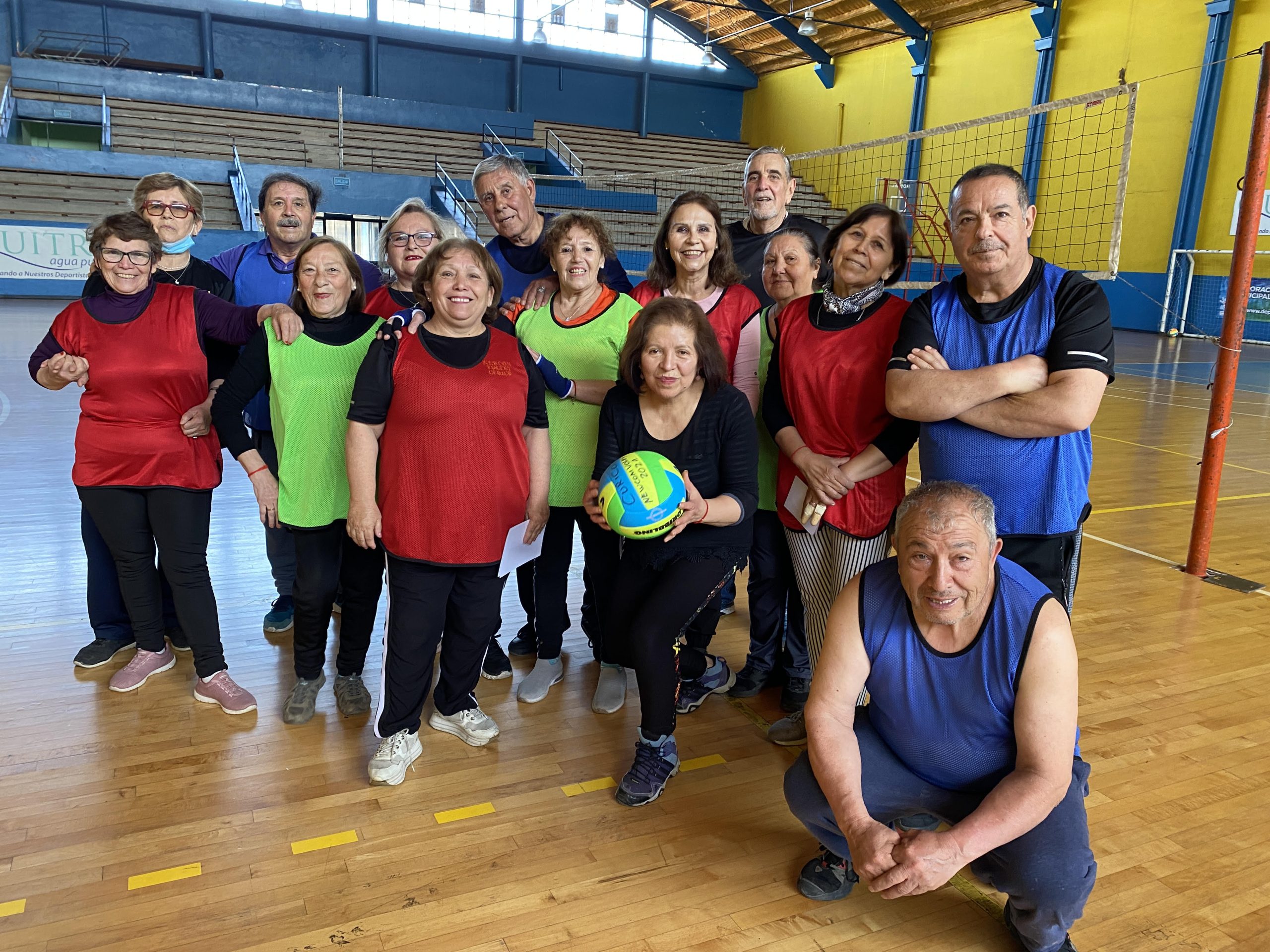 Grupo de la Casa del Adulto mayor de Curicó “Alma Joven” se prepara para torneo comunal de voleibol