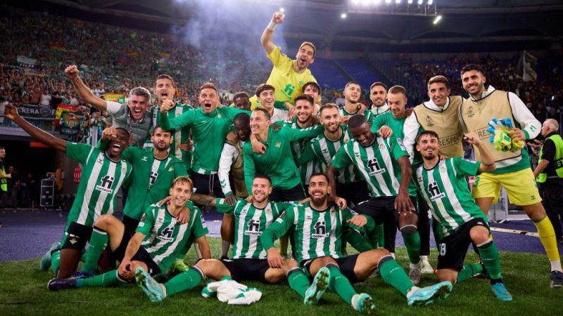 Claudio Bravo fue figura en el triunfo agónico del Real Betis ante la Roma en Italia