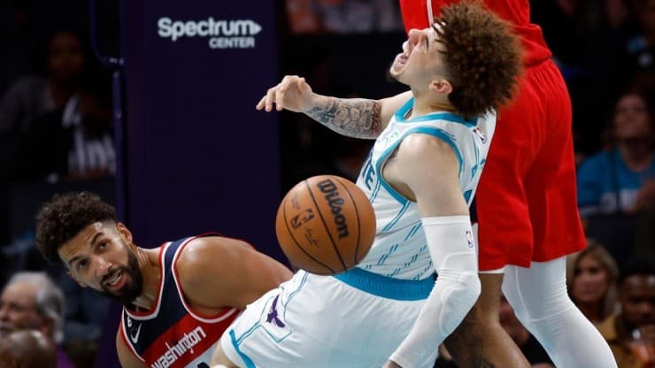 La terrible imagen que sacude a la NBA: LaMelo Ball sufre dolorosa lesión en partido de pretemporada