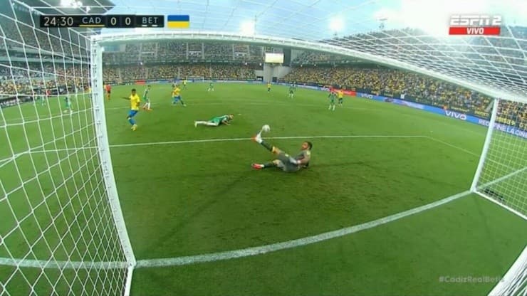 Claudio Bravo debuta con Betis en La Liga y se luce a puros tapadones en empate con Cádiz