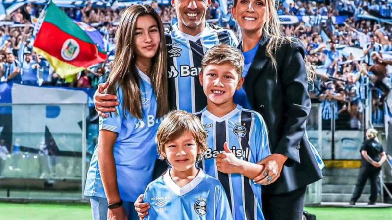 60 MIL TORCEDORES RECIBIERON A LUCHO SUÁREZ