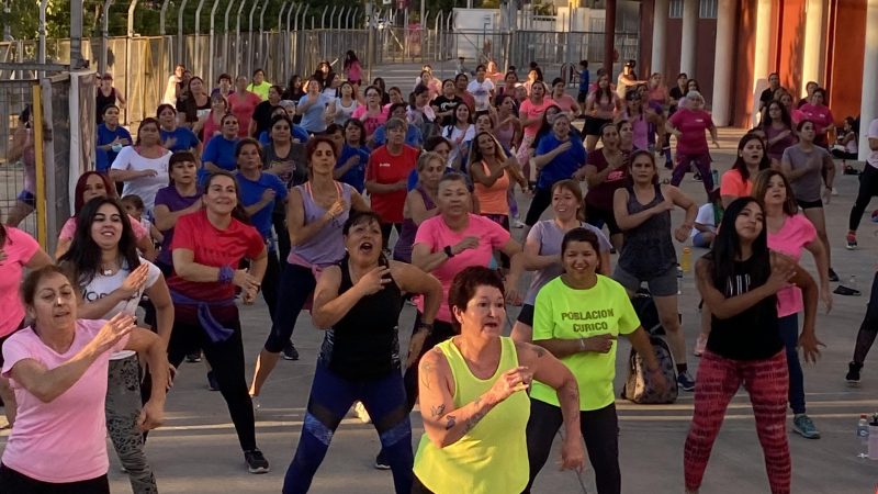 Mujeres curicanas celebraron su día al ritmo de la Zumba