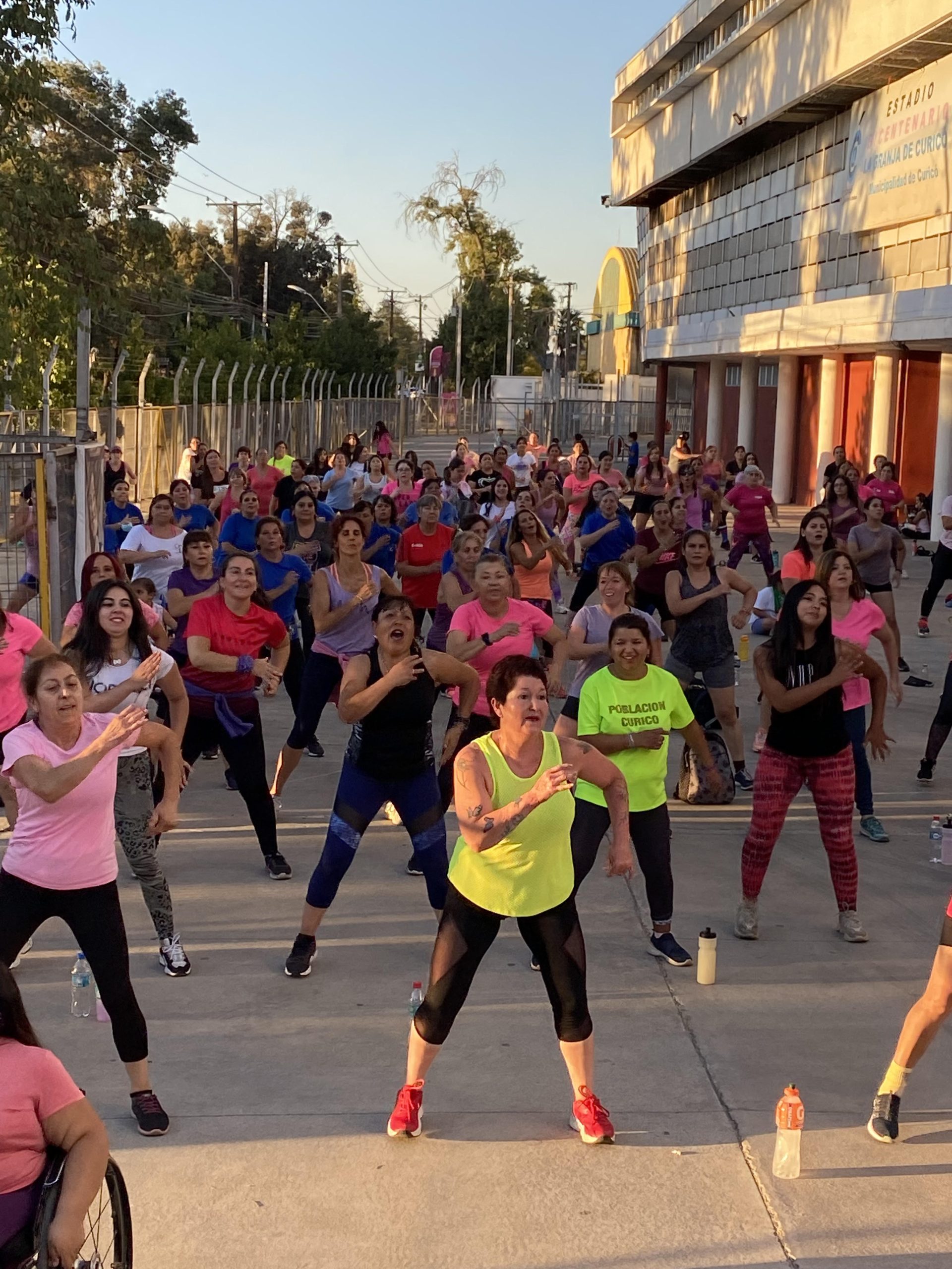 Mujeres curicanas celebraron su día al ritmo de la Zumba