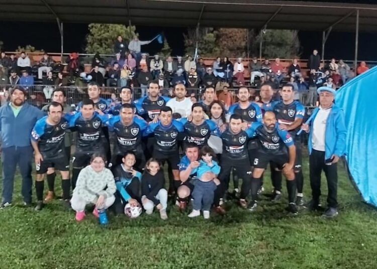 El “General” dio la vuelta olímpica en la Copa de Campeones de los Viejos Crack