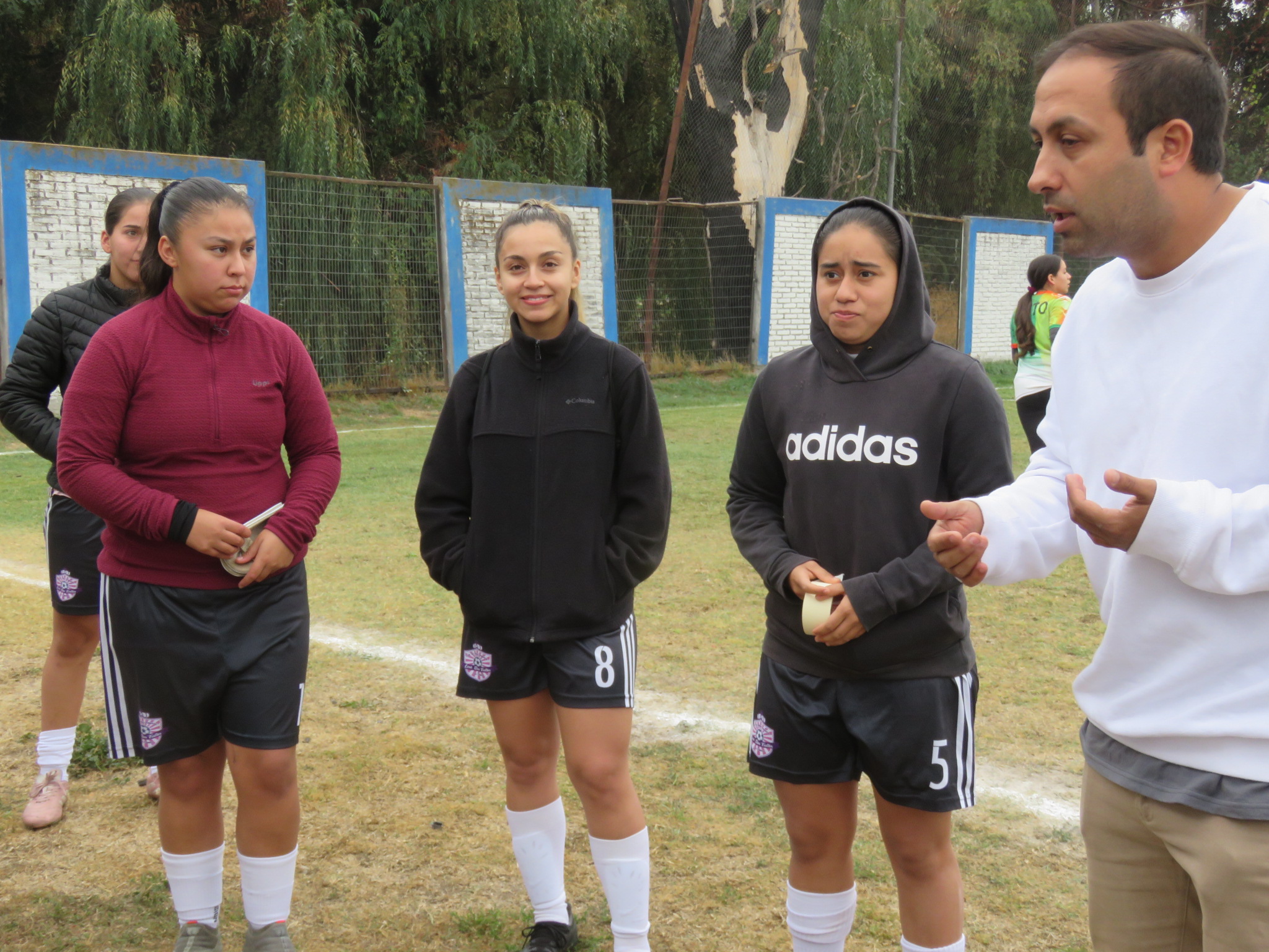 LAS SIN FALTA DEBUTAN GOLEANDO