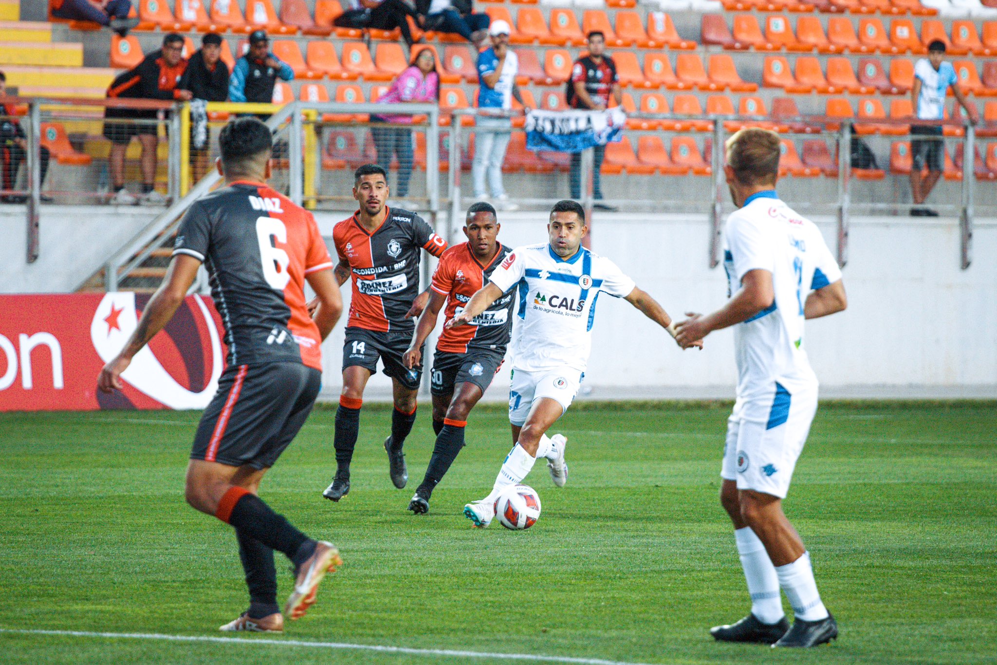 Deportes Antofagasta vence a Deportes Santa Cruz en un polémico final