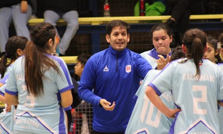 Destacado entrenador de hándbol perfeccionó sus conocimientos en España