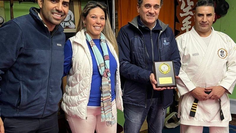 Dojo Enrique González entrega reconocimiento a Javier Muñoz alcalde de Curicó
