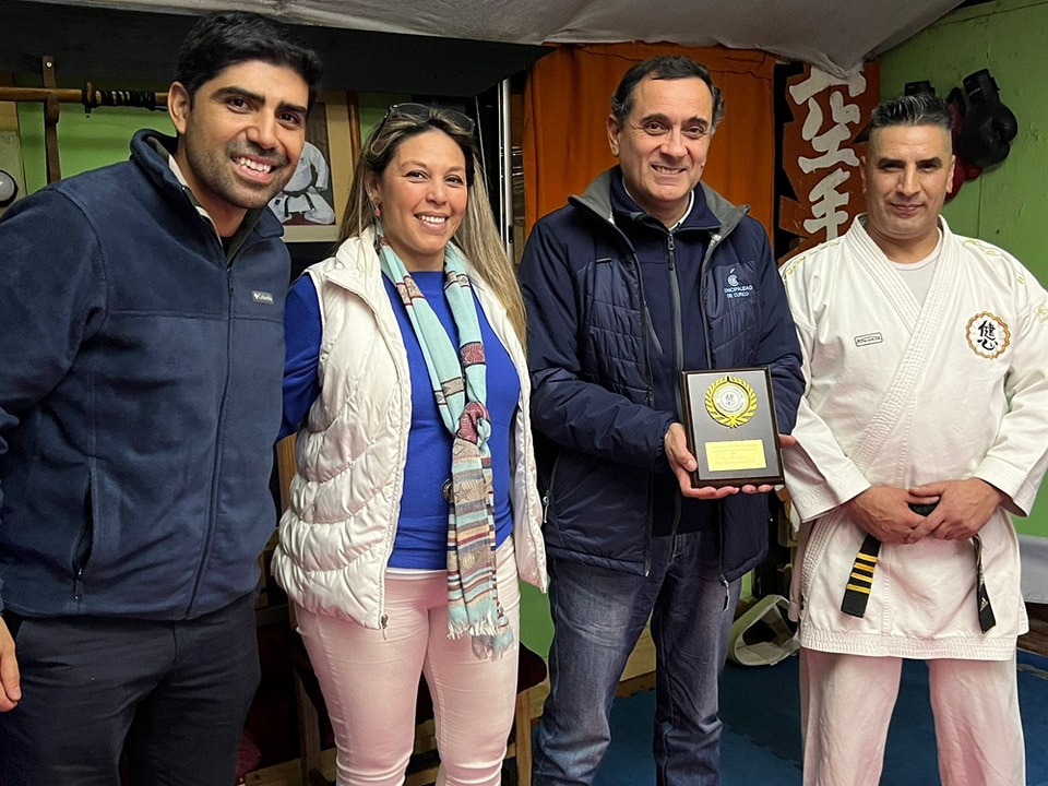 Dojo Enrique González entrega reconocimiento a Javier Muñoz alcalde de Curicó