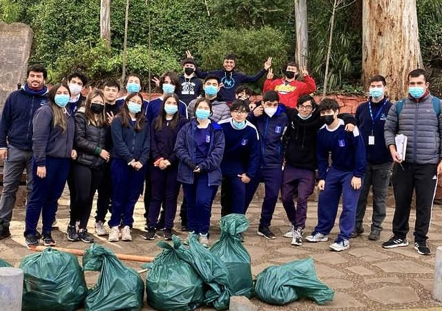 Alumnos del Liceo Politécnico Curicó realizaron limpieza del Cerro Carlos Condell