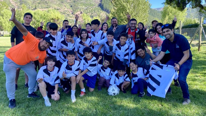 Fue entregada nueva indumentaria para escuela de fútbol Chequenlemu Jr.