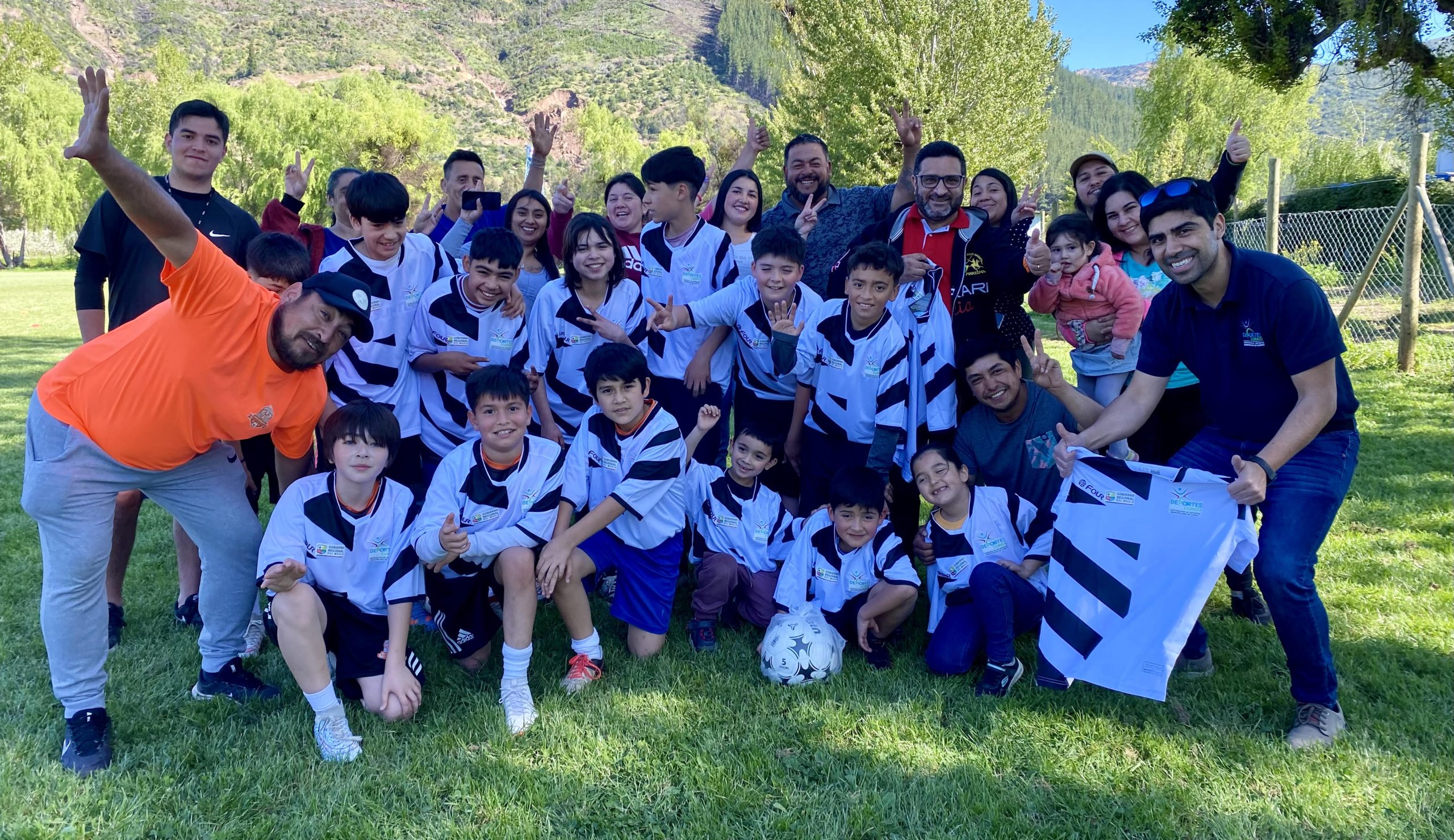 Fue entregada nueva indumentaria para escuela de fútbol Chequenlemu Jr.