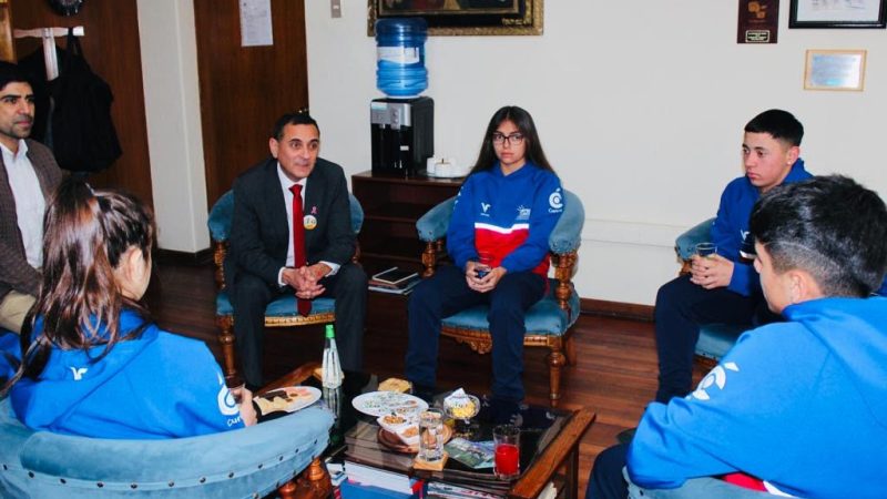 Deportistas curicanos saludaron al alcalde Javier Muñoz con motivo del aniversario de la ciudad