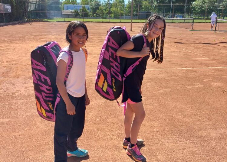 Hermanas Quezada perfeccionan su tenis y apuntan al alto rendimiento