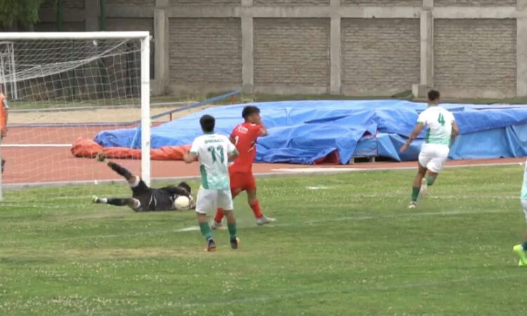 Constitución logró un triunfo agónico que lo mantiene con la ilusión del ascenso