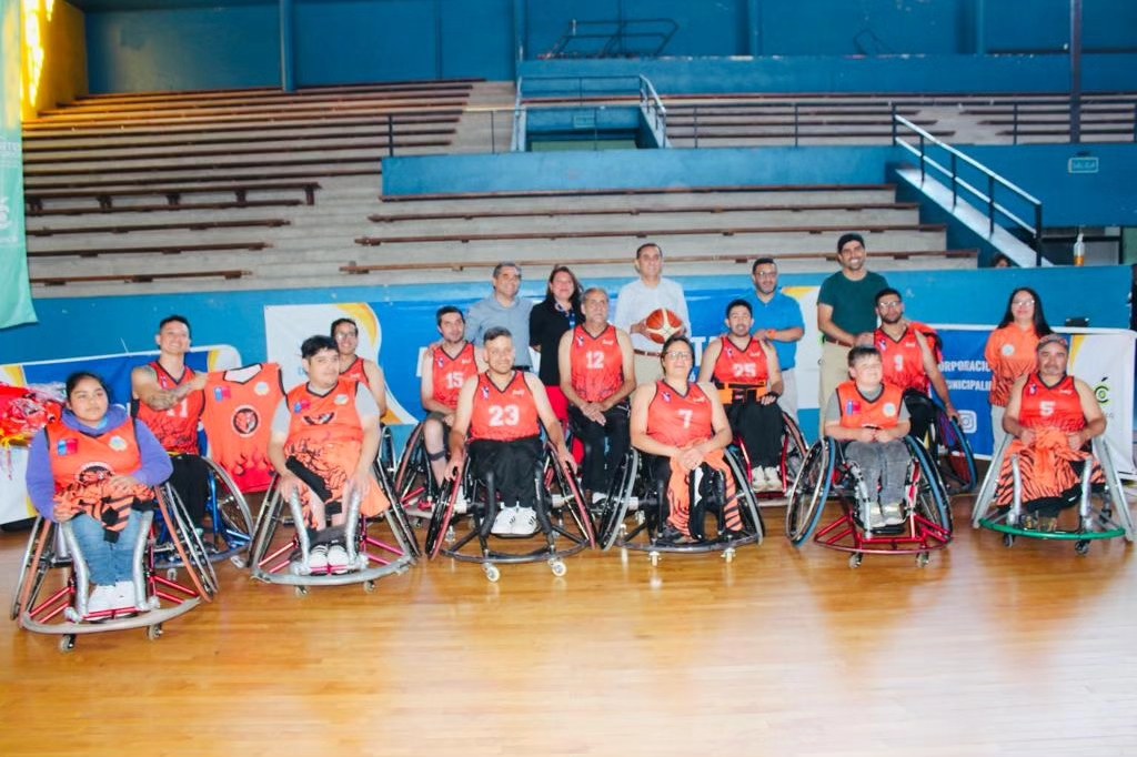 Club de basquetbol en silla de ruedas “Tigres” de Curicó recibió nueva indumentaria deportiva