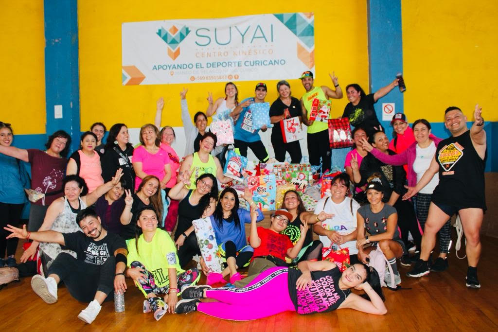 El espíritu de la navidad se tomó el taller de Zumba de la Corporación de Deportes