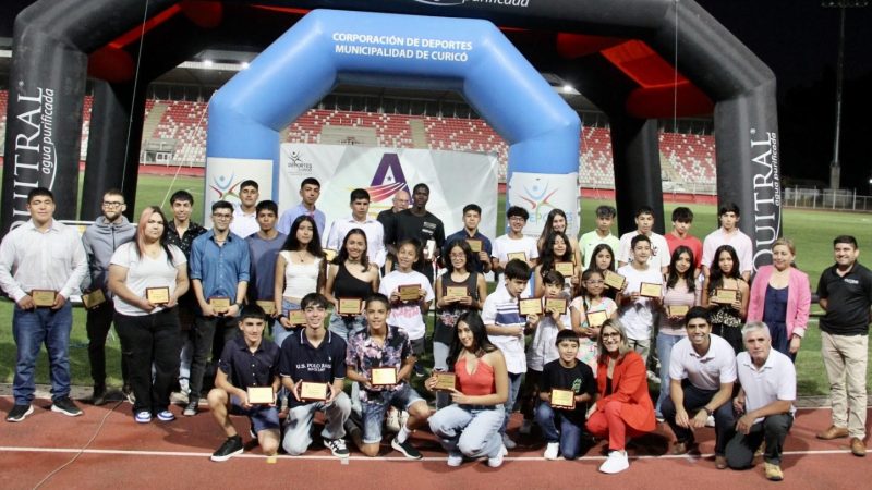 La Asociación Provincial de Atletismo Curicó premió a deportistas destacados