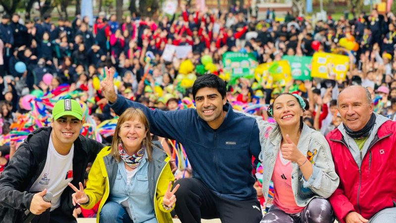 Más de 2 mil niños de la red educativa celebraron el “Día Internacional de la actividad física” en la alameda de Curicó.