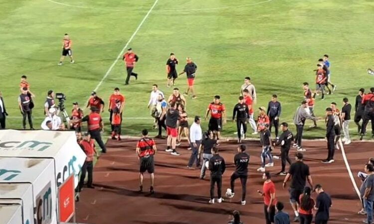 Hay sanción para Rangers tras invasión de hinchas a la cancha del Fiscal