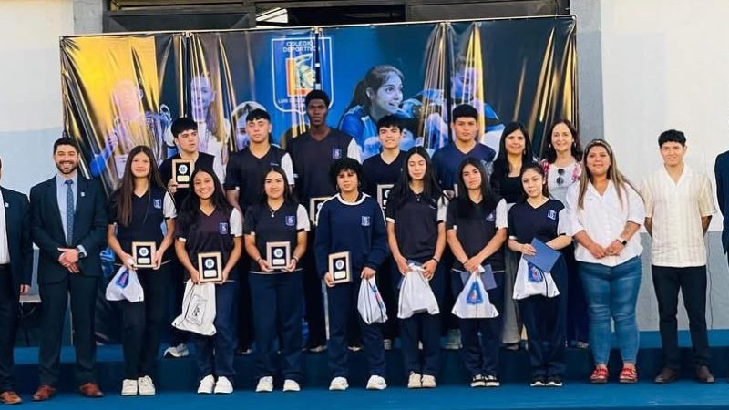 Alumnas y alumnos deportistas destacados fueron reconocidos en el Colegio Deportivo Luis Cruz Martínez de Curicó