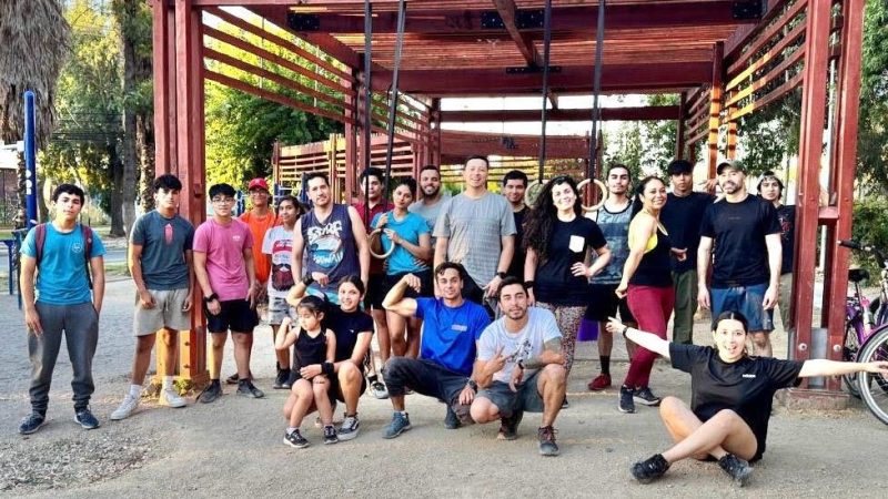 Taller de Calistenia Mixto en el Parque Muévete de Curicó.