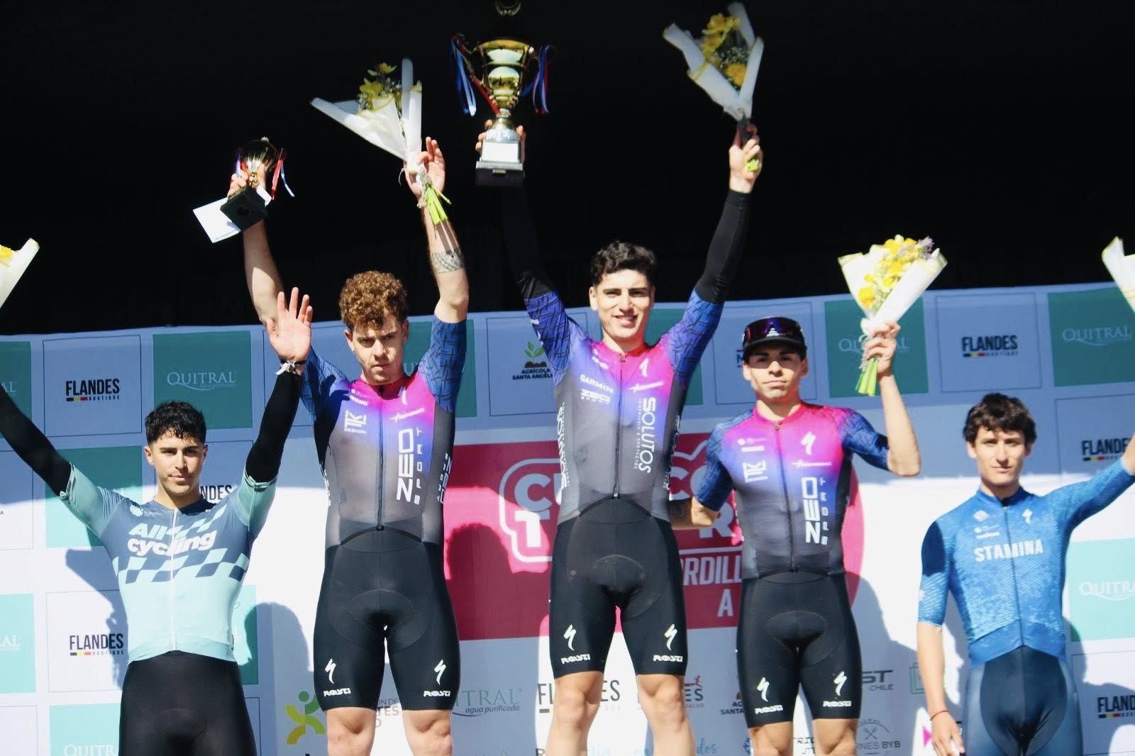 Caravana multicolor marcó la primera fecha del “Curicó Tour 2025”
