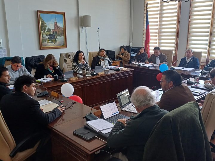  Curicano recibe apoyo municipal para representar a Chile en el Mundial de Pádel Sub-14 en España