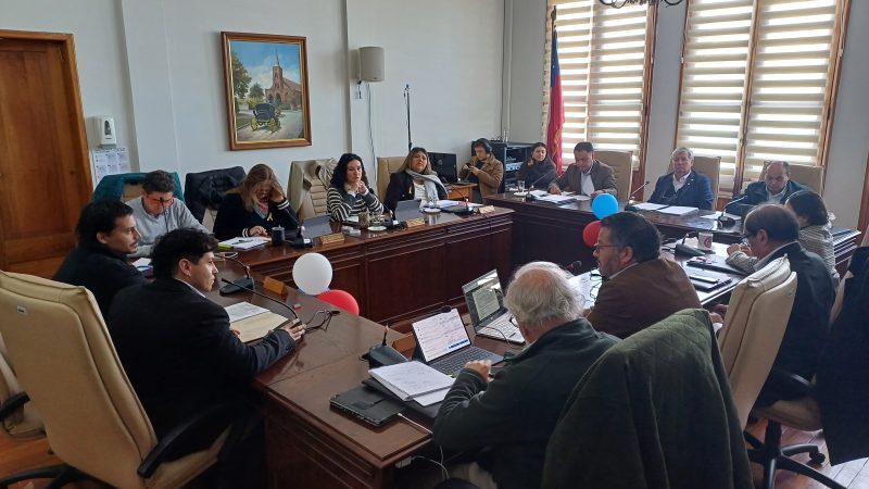  Curicano recibe apoyo municipal para representar a Chile en el Mundial de Pádel Sub-14 en España