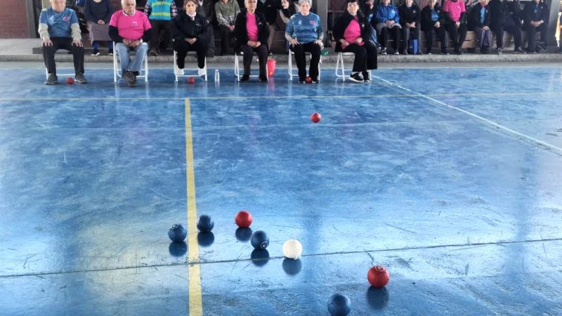 Adultos mayores de Aguas Negras y Rauco celebran jornada de bochas llena de amistad y deporte